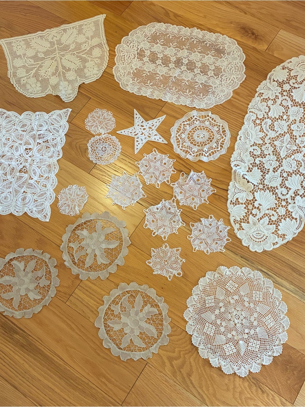 Cottage core - Huge Assortment of Doilies and Tablecloths